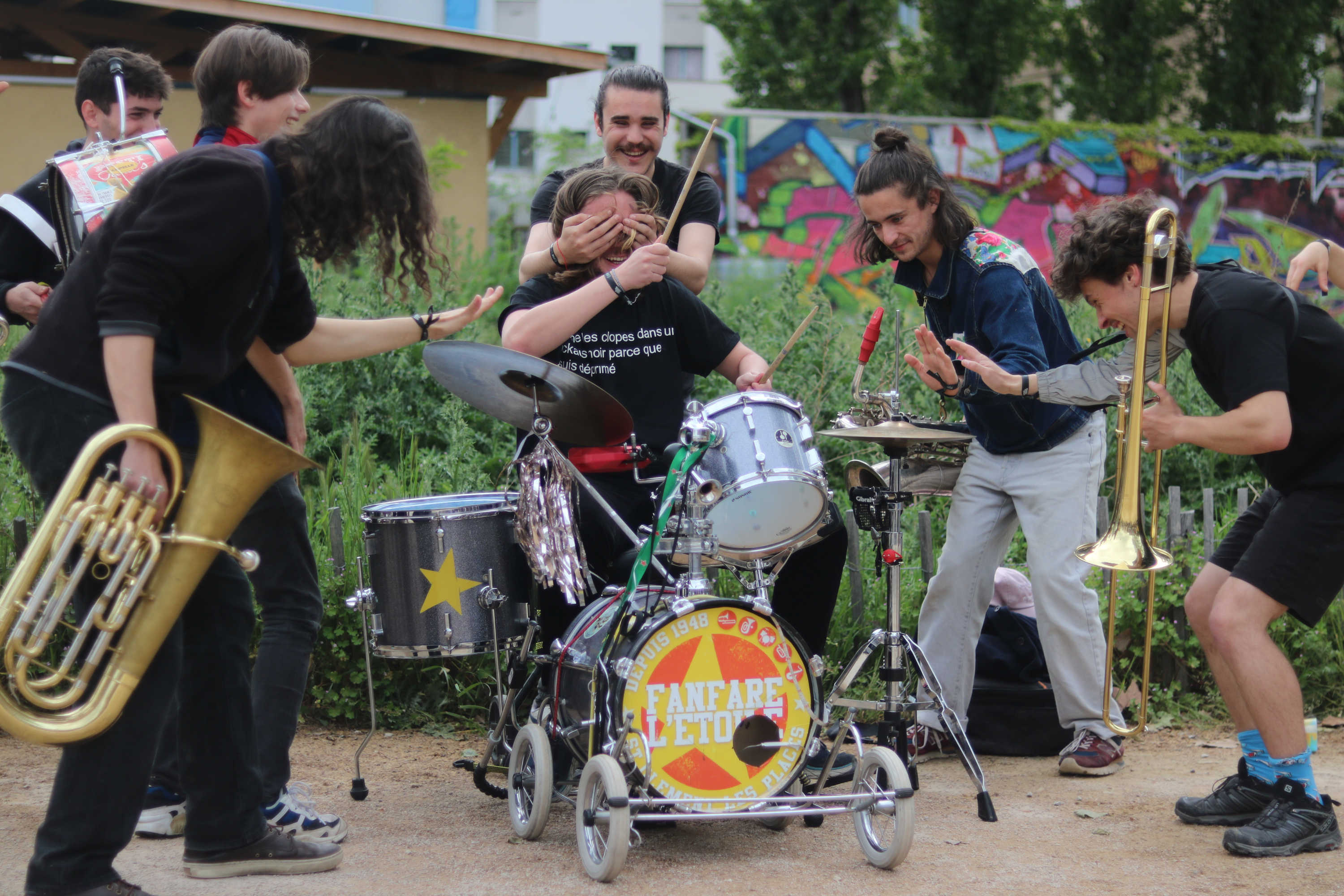 Les musiciens s'amusent comme de joyeux lurons